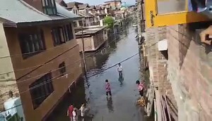 #Viral_video When roads become swimming pools Kids become swimmers video from new colony Batamaloo | Mobile bazaar fan club