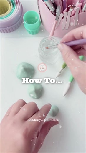 🎄 How to make a simple Fondant Christmas tree! Ever wanted to make a perfect little Christmas fondant tree in minutes? ✨ Learn this simple design and start decorating your cakes, cookies, and cupcakes like a pro. 🎅🏽 My Christmas online classes teach you all the festive details you need trees, wreaths, snowmen, holly, gingerbread and more. Want to learn the full set? Tap the link in my bio to enjoy the 160 online classes 🎄💗 ⭐️ www.ladyberrycupcakes.co.uk #ChristmasCakeDecorating #FondantTuto