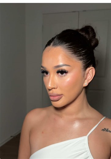 Doing a full face of mainly @M·A·C Cosmetics Foundation studio fix NC30(MAC) Contour @BASMA Beauty 010 Concealers Mint, Pink & NC15(MAC) Setting powder @L’Oréal Paris light pink Highlighter Double gleam (MAC) Blush Cherry tree (MAC) Lip liner & lipstick both (MAC) #grwm #pink #grwmmakeup #makeup #makeuptutorial Cool spice & Painterly