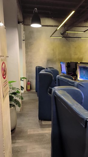 Today I tried an internet cafe in Vietnam! 1 computer 2 gaming mouse #review #internetcafe #cybercore #premium #pcbang #vietnam #net #vn #ph #fyp #fy #luxury #wangba #nutsaboutgaming