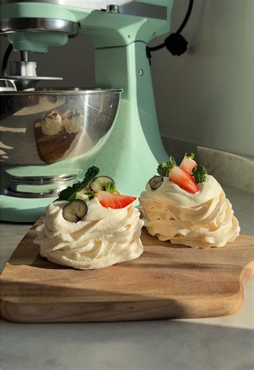 I betalt samarbete med KitchenAid @kitchenaidnordics som har lanserat årets Color of the Year - Spearmint 💚 En mjuk mintgrön nyans inspirerad av frisk mynta, med den texturerade ytfinishen Sand som ger maskinen ett levande, nästan pudrigt uttryck. Den är lika fin att ha framme som den är kraftfull i användning. Här gör jag en pavlova med vitchokladganache i samma nyans – vispad med den medföljande vispen för perfekt fluff. Flatblandaren är min go-to när jag vill blanda smet jämnt och smidigt, o