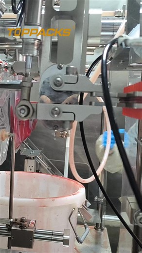 This fully automatic horizontal double-feed bag packaging machine is suitable for automated packaging of irregularly shaped bags, stand-up pouches, and flat bags, including liquid sauces such as fruit purees, pulps, enzymes, and health products. #juicepackagingmachine #irregularshapedstand-uppouchpackingmachine #liquidfillingmachine #feedbagpackingmachine #stand-uppouchpackingmachine | Toppacks