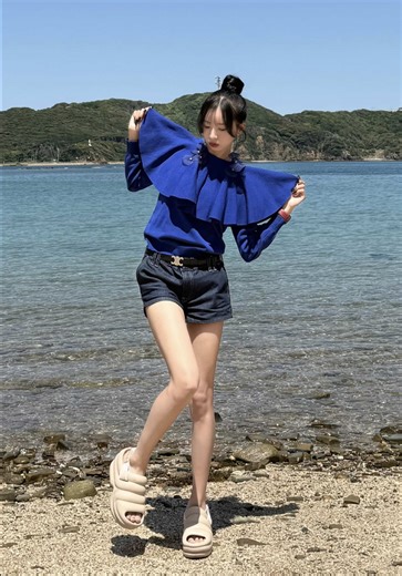 おばあちゃんも一緒に海へ👵🏻🩵💙ずっと綺麗な貝殻探してて可愛かった。 #壱岐 #地元 #離島 #自然 #島 #田舎 #海 #japan #sea #fashion #ugg #おすすめ