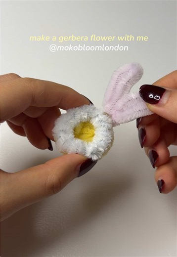 come make a gerbera flower with me - check out day 4 of my mini pipecleaner flower tutorial series ! - 🛒 valentines pre orders open (link in bio) 💌 dm for custom enquiries 📍 london only - #diy #pipecleaners #pipecleanerflowers #fyppp #fuzzywire - other key words 🏷️ | best gifts london, flowers london, best bouquets london, pipe cleaner bouquet, fuzzy flower bouquet, pipe cleaner flower tutorial, london gifts, viral, chenille stem flowers, chenille stem