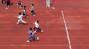 Boy loses both shoes and still wins 100m sprint barefoot at school in China
