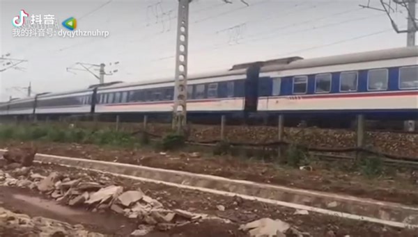 HXD1D牵引刷蓝25T南极国际列车T126去武昌站方向