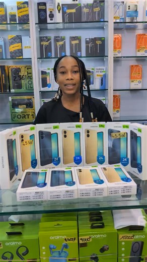 𝗦𝗮𝗺𝘀𝘂𝗻𝗴 𝗚𝗮𝗹𝗮𝘅𝘆 𝗔𝟬𝟲 𝟬𝟰/𝟲𝟰𝗚𝗼 𝟰𝟱,𝟱𝟬𝟬 𝗖𝗙𝗔 Profitez d’un écran large et lumineux qui offre un confort visuel agréable pour regarder des vidéos, lire ou naviguer sur vos applications préférées Batterie : 5000 mAh Caméra arrière : 50 MP Caméra avant : 08 MP Processeur : MediaTek Helio G85 Système d’exploitation : Android 14 Écran : 6.7 pouces IPS LCD Carte SIM : Double SIM (Nano-SIM Nano-SIM) Réseaux : 4G Poids : 189 g Garantie 24 mois sav Localisations Phones Store ******