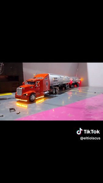 Replica de camion Kenworth T660: ¡Mamalón y full de pipas!