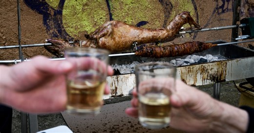 Με σούβλες και έθιμα γιορτάζει το Πάσχα όλη η Ελλάδα | Parallaxi Magazine