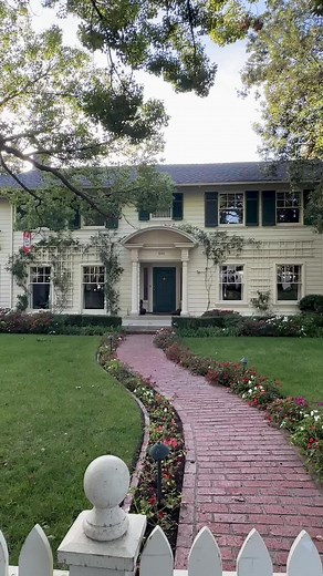 The Father of the Bride house 📍 #fyp #foryou #foryourpage #fatherofthebride #fatherofthebridehouse #pasadena #pasadenacalifornia #socal #moviehome #moviehometiktok #exteriordesign #house #neighborhood #stevemartin