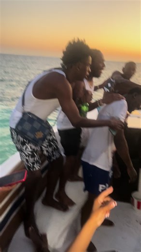 Sunday fun day on board RaggaMuffinBoatCharters #Raggamiffinway #boatlife #beach #jamaicantiktok🇯🇲viral #kingstonjamaica #fyp #jamaicatiktok #goviral #jamaicabeach #