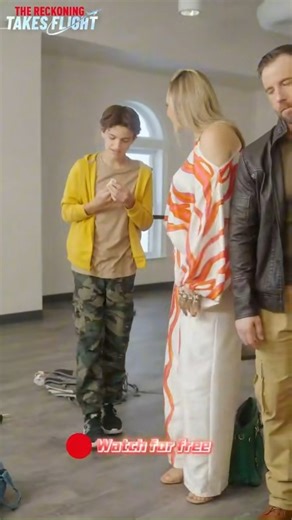 👉Watch the full:https://rl.reelhunter.online/6394747875541671936 #ReelShort #PC1 Injured Eve gets harassed by a Karen & her spoiled kid mid-flight! Turbulence drama → emergency landing demanded | A good short play