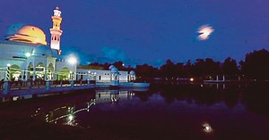 Peristiwa bulan terbelah dua | Harian Metro