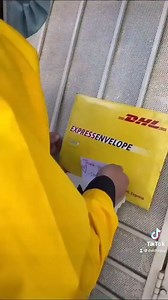 Parce que nous savons que votre envoi est bien plus qu'un colis, une livraison commence et se termine toujours par un sourire 😉 #dhl #yellowpower #bonjour #rendreheureux 🎥&🕺🏽 (insta) : @ gensi_ck92 🔁 repost DHL Express | DHL Express France