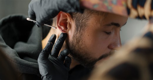 Cómo cuidar un piercing para que no se infecte, según los expertos