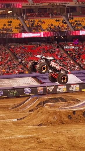 The wheel came right off 😱 #monsterjam #monstertruck #crash #bigair #jump #motorsport #sendit #fyp