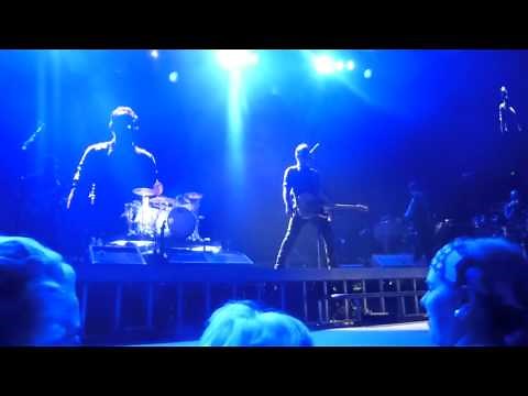 Nils Lofgren BTN spin & She's The One (Not Fade Away intro) - Bruce Springsteen, Perth Feb 5, 2014