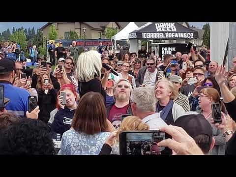 Berlin | Take My Breath Away (Terri Nunn comes off stage)