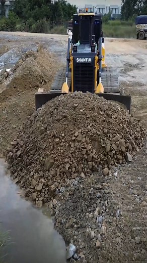 321K views · 2.6K reactions | Dump Truck and Bulldozer Team Up to Fill Pond Area #fblifestyle #ReelsUsa #DumpTruck #Dozer #Bulldozer #HeavyEquipment | 1001 Ideas | Facebook