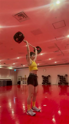 悠茉 on Instagram: "練習🌱 重量を上げてもばちっと綺麗に上げれるようになりたいのです🏋️‍♀️ 徐々にチャレンジできるニューリリースで鍛えるぞ🏋️‍♀️🌟 #lesmills #bodypump #ボディパンプ #fitness #training #workout #筋トレ"