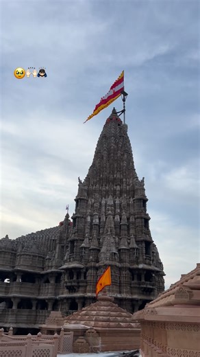 Vishal Thakor on Instagram: "🙇🏻‍♂️🥹. #dwarkadhish_temple❤️🌍 #jaydwarkadhish🚩👑 #tending #song"
