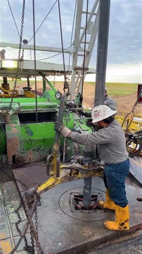 Throwing Chain on Floorman #rig #tripping #throw