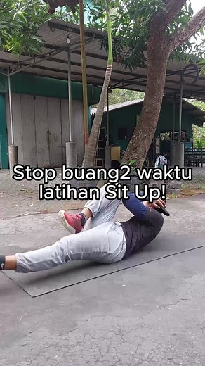 Luthfi M R | Tips Workout Pemula on Instagram: "Stop buang2 waktu latihan Sit Up! Kalo kalian pengen nguatin otot perut tapi latihannya cuman sit up doang, kalian ada di video yang tepat! Jangan cuman latihan sit up doang, nih aku kasih tau 3 gerakan yang lebih efektif! Gerakan pertama bicycle crunches buat ngelatih otot perut bagian samping (obliques). Lakuin 8-12x repetisi, terus diulang 3x ya (3 sets). Gerakan kedua, reverse crunches buat ngelatih otot perut bagian bawah. Lakuin 8-12 reps x 3