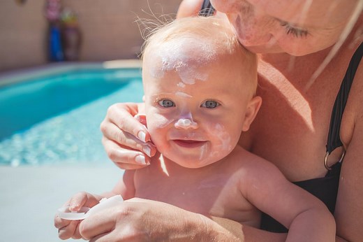 Crème solaire pour bébé et enfant : comment bien la choisir ?