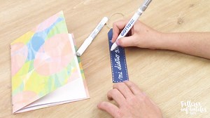 CÓMO HACER UNA LIBRETA FÁCIL Esta manualidad para niños la hemos realizado en muchos de nuestros cumpleaños infantiles y siempre ha sido todo un éxito, hoy os dejamos con el vídeo de cómo hacer una libreta fácil. http://talleresinfantilesbcn.com/2018/08/02/como-hacer-una-libreta-facil/ | Talleres Infantiles Bcn