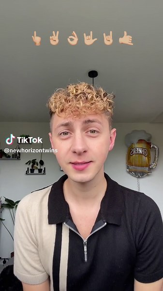 Little throw back with this trend!!🤙🏼💖 #twins #trend #challenge #snap