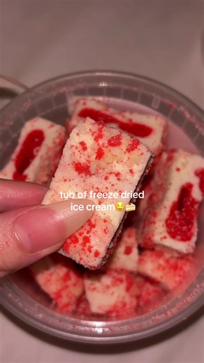 freeze dried strawberry shortcake ice cream🤤🍰 #freezedried #freezedriedicecream #strawberryshortcake #freezedriedicecreamsandwich