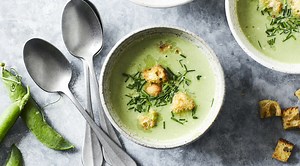 Grön ärtsoppa med gräslök och krutonger