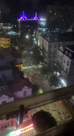 金边今晚聚集了很多人抗议战争，为了和平！ 据说明天早上金边会有更多人聚集在一起。#东南亚曝光 #腾龙集团 #博源国际 #柬埔寨金边