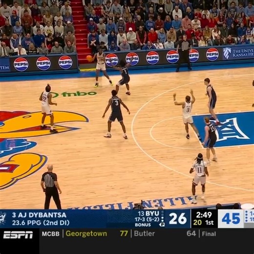 Çamur basketbolu tarihine geçen St. John’s-Kansas maçıyla Darryn Peterson'ın kolej sezonu bitti. Elendikleri gecede çok kaçırdı (15 şutta 5 isabet, 21 sayı) ve bazen oyundan koptu. Klasik sorular da peşinden geldi.Evet, harika skorer, orta mesafesi ve floater oyunu etkileyici. Lakin saha görüşü kısıtlı ve bazen potadan fazla uzaklaşıyor. Bunların ne kadarı sağlığıyla, ne kadarı Kansas'ın vasat hücumuyla bağlantılı? St. John’s gibi rakipler Peterson'a yoğunlaşıp Kansas'ı çözdü çünkü takım arkadaş