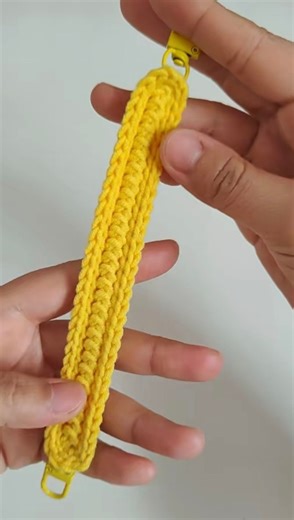 Learn how to crochet a strong and beautiful bag strap using simple, beginner-friendly stitches. This design works perfectly for any handmade bag project. Watch the full video tutorial for all the steps — the full tutorial link is in the comments. #CrochetBagStrap #EasyCrochet #HandmadeCrochet #CrochetReels #CrochetLove | Knot So Hard