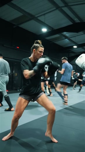 amberkitchen on Instagram: "Controlled boxing move around with @malinsolevaagseide Both had some injuries with year which means we have both been keeping active by focusing more on boxing, still grasping the head movement and footwork but enjoying the rounds Thank you @notoriousfilmmaker for the footage in the @badcompanygym sessions 🙏"