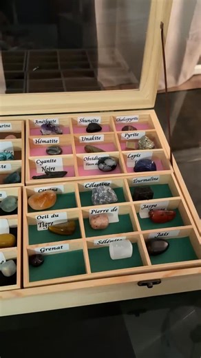 Nathalie Medium on Instagram: "Les pierres ont chacune une utilité bien particulière et peuvent accompagner de nombreux aspects du quotidien. Selon leur origine et leurs propriétés, elles peuvent soutenir l’intuition, le bien-être ou encore aider à apaiser certains inconforts comme les maux de tête. Elles peuvent aussi interagir entre elles et créer des interactions spécifiques lorsqu’elles sont associées. C’est pour cela qu’elles sont toujours rangées séparément, identifiées, purifiées et netto