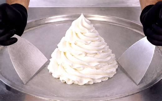 把整团鲜奶油倒上冰板会发生什么？超解压滚冰实验！ | Ice Cream Rolls 【ASMR】