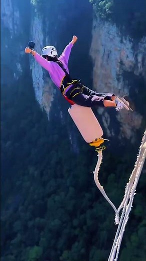 The wind is free, so are you #Bungee jumping #Jumping off the glass bridge at Zhangjiajie Grand Ca