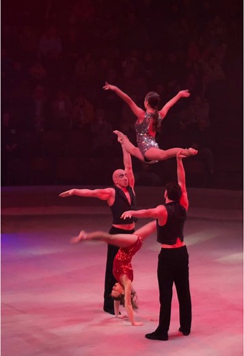 Exciting Cabaret Dance Show: Acrobatics and Circus Skills