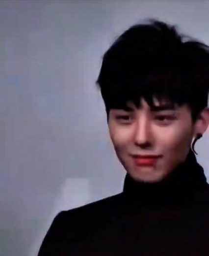 14K views · 539 reactions | Nhan sắc crush đời đầu của tui hồi 2011 để tóc đen xịn cỡ này nè, giao diện nó bad bad mà cười lên trông cún con đồ mê vải, trông vibe na9 thanh xuân vườn trường zị á 梁﫶 Cr.不发脾气只发财～ | Quất Tử 橘子 | Facebook