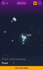 Audio de control aéreo admite que cometió un error en el accidente entre el vuelo Air Canada y un vehículo de emergencia que cruzaba la pista en el aeropuerto LaGuardia de New York.Traducción IA:Traducción de la Comunicación en LGATruck 1: Camión 1 y compañía, torre de LaGuardia, solicitando cruzar la [pista] 04 en Delta.Torre: Camión 1 y compañía, crucen la 04 en Delta.Truck 1: Camión 1 y compañía cruzando la 04 en Delta.Torre: Frontier 4195, solo deténgase ahí, por favor.Torre: ¡Deténganse, de