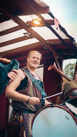 Herr Mannelig im Regen! 🔥 Doch auch am verregneten Samstag, haben die Gäste von @suendenfrei alles gegeben und es war trotz des Wetters ein wunderbarer Tag! 🔥 . #unvermeydbar #mittelalter #mittelaltermarkt #medieval #medievalfair #medievalmarket #dudelsack #bagpipe #trommel #geige #festival #middelalder #middelaldergeil | Unvermeydbar