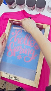 Has personalizado con esta técnica? 🌸 Lo que me encanta de la serigrafía casera es que con un solo stencil puedes personalizar múltiples prendas, ¡sin necesidad de cortar vinilo una y otra vez! ✨ En este reel te muestro un adelanto del proceso, pero si quieres ver el tutorial completo, pásate por mi canal de YouTube. Encuentra el enlace en mi bio o copia este: https://youtu.be/mD72vIlVQ9I?si=ux5qi1T-cTJRUk3h ¡ Anímate a crear! #SerigrafíaCasera #Cricut #DIYPersonalizado #daisymultifacetica #tut