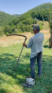 "Amu tătă lumea s-o modernizat, pe câmp vezi numa' cositori, da' parcă mi-i drag să mai cosăsc ca altădată. Ne trezeam dimineața, pe la patru, cinci, să nu prindem căldura ceia mare. Auzeam cum sună coasa, după ce o ascuțai, în iarba udă", spune maramureșeanul. Într-adevăr, frumoase vremuri... 📹 Fată de Maramu' | Direct MM