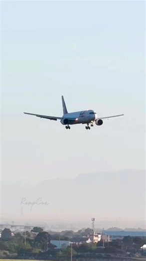 FedEx B767 nice approach, perfect touchdown #planespotting #airport #airtrafficcontrol #aviationlovers #followerseveryonehighlights #fbreelsfypシ゚viralシ #fbreels2025ツ #fbviralreels #fbshortvideoreels #fbvideoreels #FedEx #boeing | RampCon