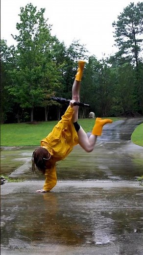 Tom Holland’s dance to umbrella in the RAIN! #umbrella #dance #tomholland