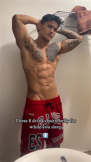 @itchaboi_dan on Instagram: "These 8 drinks help burn belly fat while you sleep 🔥 (Hindi sila nagme-melt ng fat overnight, they support recovery, digestion, and hormones that make fat loss easier.) 1️⃣ Water Proper hydration helps improve fat metabolism at nakakabawas ng late-night hunger. 2️⃣ Chamomile tea Pinapakalma ang nervous system, binababa ang cortisol, at pinapaganda ang sleep quality. 3️⃣ Green tea (caffeine-free) Tumutulong sa fat oxidation at nagbibigay ng antioxidants without ruini