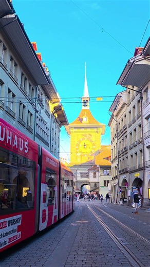 ترام برن الأحمر وأنغام سويسرلاند 🇨🇭 Bern's Red Tram Switzerland Vibes#Bern #Tram #Swiss #1k #Travel