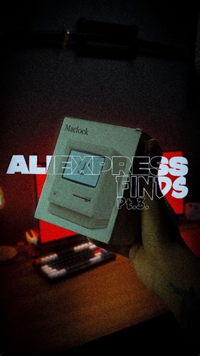 Wolfer on Instagram: "Esse é um dos itens mais legais para se ter no seu setup! Esse aqui é o Maclock, um relógio despertador inspirado no design do Apple Macintosh! Legal, né? Perfeito pra quem quer dar um toque retro para o setup! O link dele tá lá na minha bio! Acesse meus recomendados aqui: https://s.click.aliexpress.com/e/_mqPDZiV Ou digite o seguinte código [AYVTP7] na página inicial do Aliexpress! Códigos de desconto $3 off on orders over $29:【IFPETUCI】 $6 off on orders over $59:【IFPNYOFA